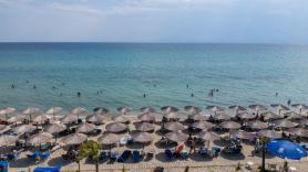 Ocupa 2.500 metros de una playa con 700 tumbonas y 300 sombrillas y la Policía actúa
