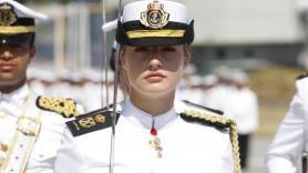 Un rey emocionado y feliz impone la Gran Cruz del Mérito Naval a la princesa Leonor
