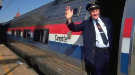 Procesan a un revisor del tren por decir "hola" a los pasajeros: "¡Es hora de cambiar esta ley!"