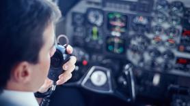 Un hombre de 35 años vuela gratis 120 veces en 6 años haciéndose pasar por piloto y mete a 'cómplices' en el plan