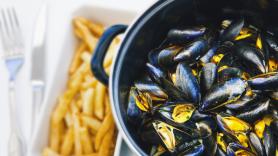 Ira hacia el alcalde que abandona el pueblo en un momento clave para ir a "una noche de mejillones y patatas fritas"