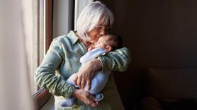 Una psiquiatra alerta sobre ser abuela hoy: "La carga mental cambia según la frecuencia con la que ves a tus nietos"