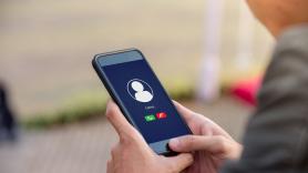 Su hijo no le contesta al teléfono y la psicóloga le pide que pruebe con la 'táctica del guijarro'