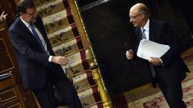 El presentador de 'laSexta Noticias' pone el foco en lo que Montoro "y muchos" hicieron en las épocas de Aznar y Rajoy