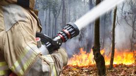 Una bombera forestal muestra su enfado por lo que ha hecho un programa de Telemadrid durante el incendio