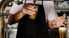 Le pide una cerveza y la petición que le hace después escandaliza a la camarera: muchos explican el porqué