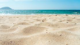 Va paseando por una playa de Galicia y se encuentra un objeto que tiene casi tanta historia como Isabel Pantoja