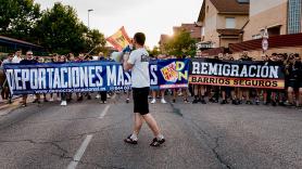 La concentración ultra en Alcalá congrega a menos de 200 personas para pedir el cierre del centro de migrantes
