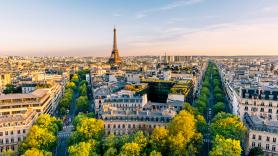 Saca los billetes de avión para París, se equivoca en una letra y ojo al lugar donde acaba yendo