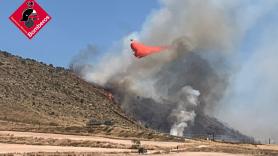 Los incendios dan un respiro en Ibi y Villena (Alicante) y Valdecaballeros (Badajoz), pero la preocupación continua en Lubrín (Almería)
