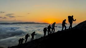 Una pareja de turistas se quedan atrapados en una peligrosa montaña sin arneses y la clave es cómo llegaron allí
