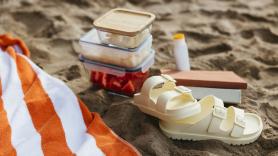 Una sanitaria da la lista de los alimentos que nunca habría que llevar a la playa: alguno es de lo más habitual allí