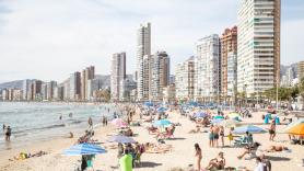 Una turista de Reino Unido se va de vacaciones a España y vuelve con un recado para sus compatriotas que traerá cola
