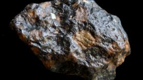 Un estudiante tropieza con una roca negra, cree que es basura y acaba siendo un tesoro codiciado por millonarios