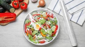 Mucha precaución con envolver en papel film estos alimentos en verano: creas el ambiente ideal para las bacterias