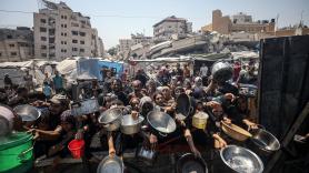 Israel cede a la presión internacional y reanuda el envío aéreo de ayuda humanitaria a la Franja de Gaza