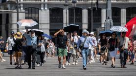 Publica dos imágenes sobre el sistema para dar sombra de una calle de Albacete y la Puerta del Sol: no hay color