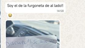 Aparca muy cerca del coche de delante y le deja una nota para enmarcarla y exponerla en el museo de la DGT