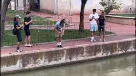 Van a pescar al canal de Narbona y lo que sacan deja a todos con la boca abierta