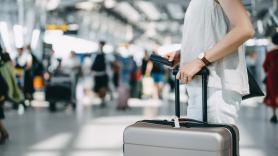 Una experta en viajes señala que reservar vuelos y alojamiento por separado dispara el presupuesto de las vacaciones
