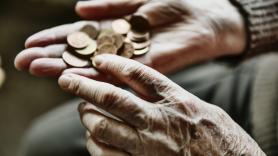 Con la llegada de los nuevos vecinos, una pareja de jubilados debe vivir "cinco años de miseria y sin sol"
