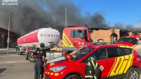 Nueve dotaciones de bomberos trabajan en la extinción de un incendio industrial que afecta a varias naves en Vinaròs (Castellón)