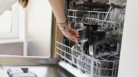 El incómodo charquito que se queda en las tazas en el lavavajillas tiene solución y apenas lleva segundos