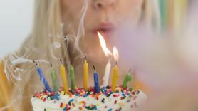 El gesto que muchos españoles hacen el día de su cumpleaños no comenzó como una tradición festiva
