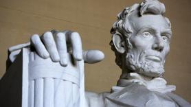 Subastan los guantes manchados de sangre del expresidente Lincoln y se venden por una suma millonaria