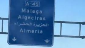 La última teoría conspirativa de la ultraderecha son los rótulos en árabe en las carreteras españolas: explicamos su origen