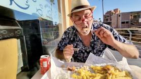 Un británico pide pescado y patatas fritas en Málaga y deja un recado a la cocina española