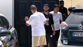 Bañistas se lanzan a la carrera en una playa de Granada para detener a migrantes llegados en una lancha: "Qué bajeza moral"