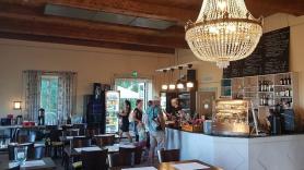 Un fenómeno generalizado entre los clientes de los restaurantes hace llorar a los trabajadores de verano y el propietario pasa a la acción