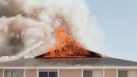 Un bombero apunta al lugar donde no debes colocar nada por posible incendio en casa: "Guardar cosas extra alrededor es un riesgo"
