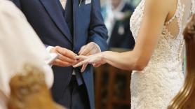 El novio espera a la novia en el altar y aparece el padrino para desbaratarlo todo