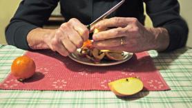 Un estudio anima a todos los españoles a dejar de pelar las frutas y las hortalizas: "Un ejemplo es el de la piel de la berenjena"