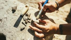 El vandalismo pone en peligro un yacimiento prehistórico clave de Segovia: "Pisotearon la zona, machacando algunos huesos"