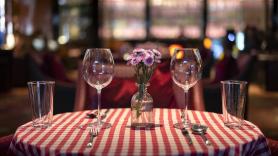 Llama a un restaurante para reservar, le dicen que están cerrados y lo que suelta "por lo bajini" es para repensar todo