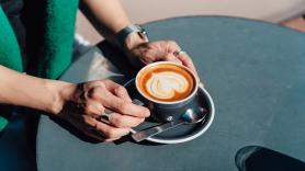 Pide un café, le dice a la camarera que lo quiere aún más caliente, se lo lleva y lo que pasa después es de juzgado de guardia
