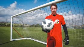 El portero Alberto Lejárraga protagoniza la primera boda gay del fútbol español: "Los abrazos entre hombres están permitidos solo si hay gol"