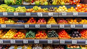 Los españoles deberían apuntar los productos que jamás compra una empleada de supermercado por la noche