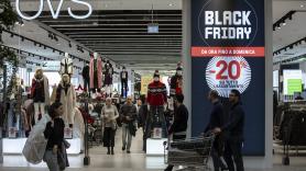 Una empleada protesta por la apertura de la tienda el 15 de agosto y la empresa toma duras medidas acusándola de robo