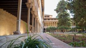 Levantan el suelo de un monasterio de Cataluña y encuentran un caballo, un revólver y la bebida de dioses