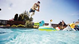 Una empresa busca al primer catador de piscinas de España: ofrece hasta 1.850 euros al mes