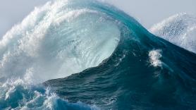 Un hombre de 71 años se convierte en campeón nacional de surf y emociona con su historia personal