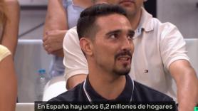Miguel, un camarero en paro que vive con su abuela: "A los jóvenes que critican las pensiones se les debería caer la cara de vergüenza"