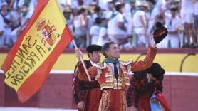 El torero que exhibió una bandera de España con un "Sánchez a prisión" escrito niega que hubiera "intención política"