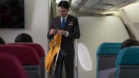 Casi expulsan a un pasajero de un avión tras hacerle esta pregunta a un asistente de vuelo