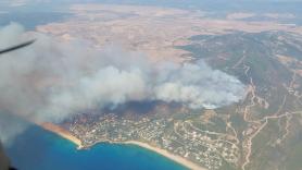 Un nuevo incendio en Tarifa (Cádiz) obliga a desalojar viviendas en la playa de Atlanterra por el rápido avance de las llamas
