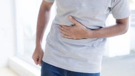 Un gastroenterólogo anima a masticar este chicle después de comer y dormir en esta posición para reducir la acidez estomacal